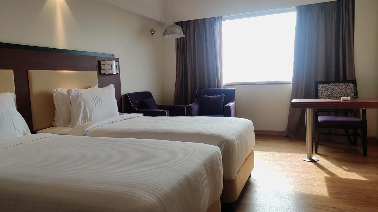 Hotel Manjeera Sarovar Premiere à Rājahmundry Extérieur photo