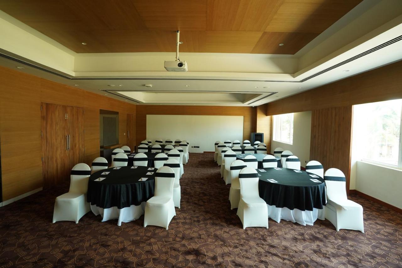 Hotel Manjeera Sarovar Premiere à Rājahmundry Extérieur photo
