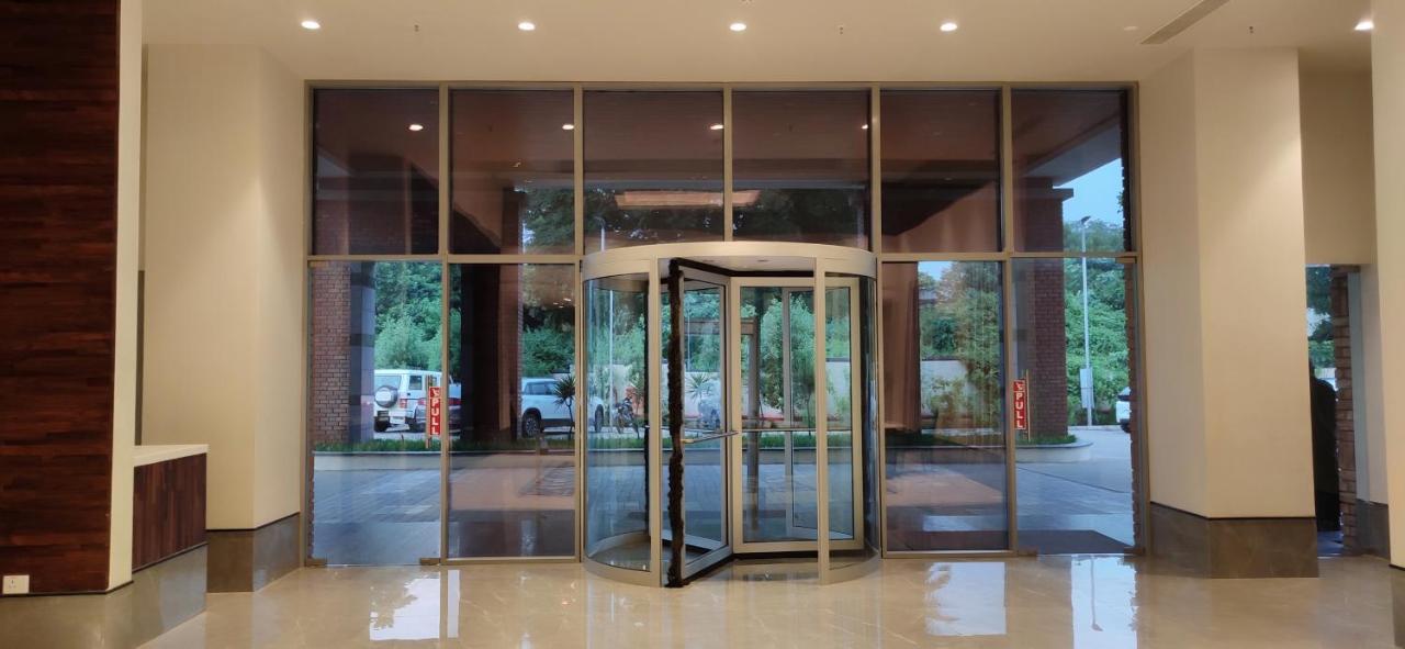 Hotel Manjeera Sarovar Premiere à Rājahmundry Extérieur photo
