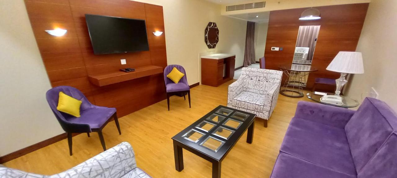 Hotel Manjeera Sarovar Premiere à Rājahmundry Extérieur photo