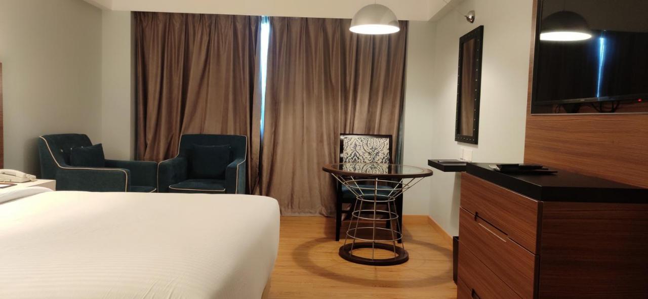 Hotel Manjeera Sarovar Premiere à Rājahmundry Extérieur photo
