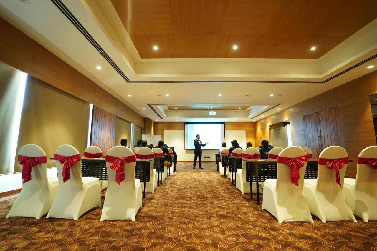 Hotel Manjeera Sarovar Premiere à Rājahmundry Extérieur photo