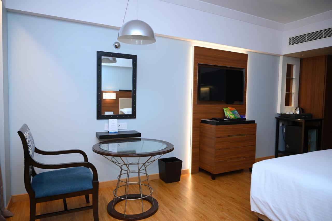 Hotel Manjeera Sarovar Premiere à Rājahmundry Extérieur photo