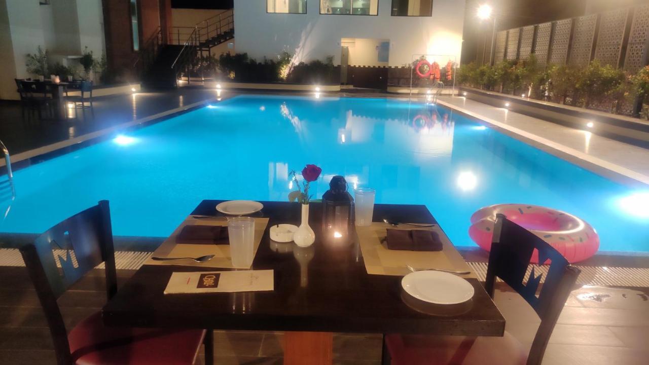 Hotel Manjeera Sarovar Premiere à Rājahmundry Extérieur photo