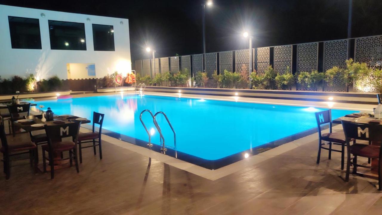 Hotel Manjeera Sarovar Premiere à Rājahmundry Extérieur photo