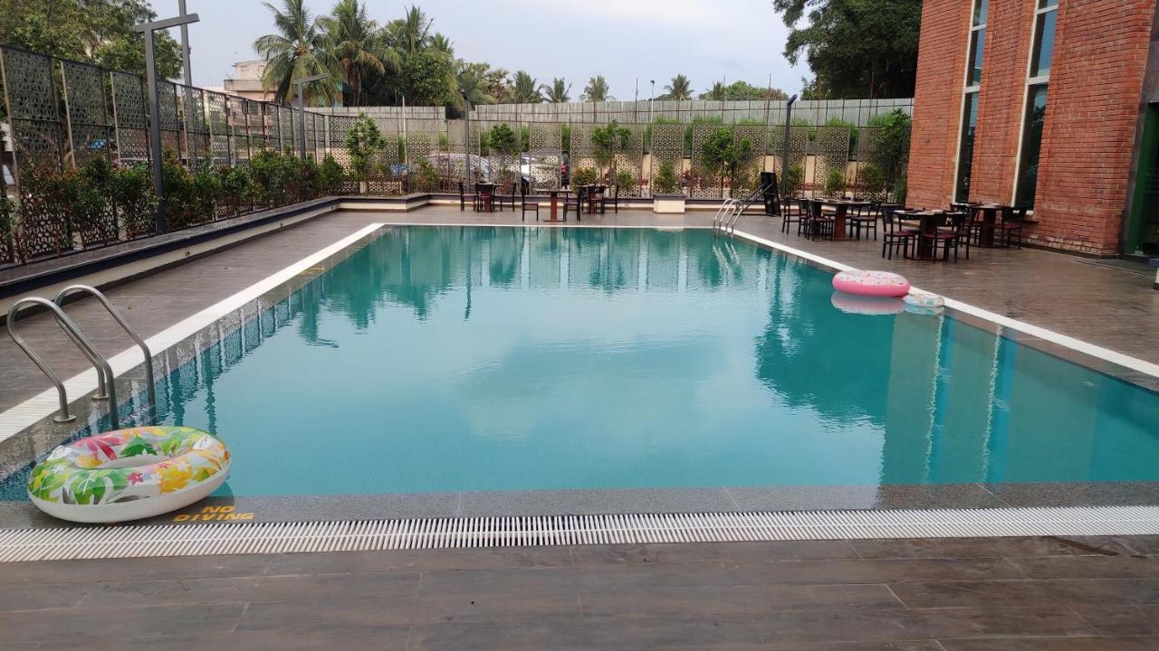 Hotel Manjeera Sarovar Premiere à Rājahmundry Extérieur photo