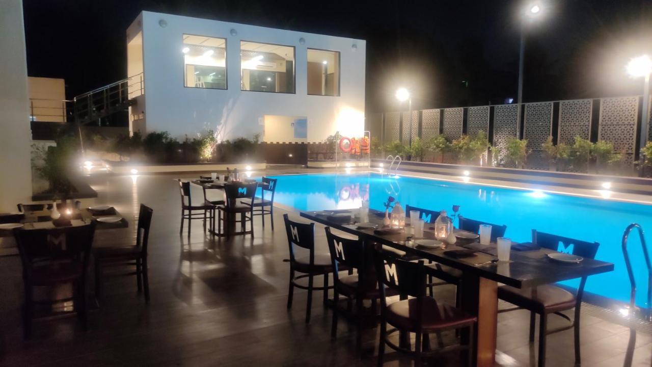 Hotel Manjeera Sarovar Premiere à Rājahmundry Extérieur photo