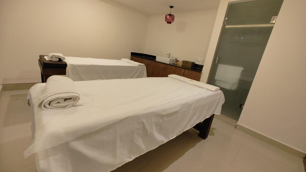 Hotel Manjeera Sarovar Premiere à Rājahmundry Extérieur photo